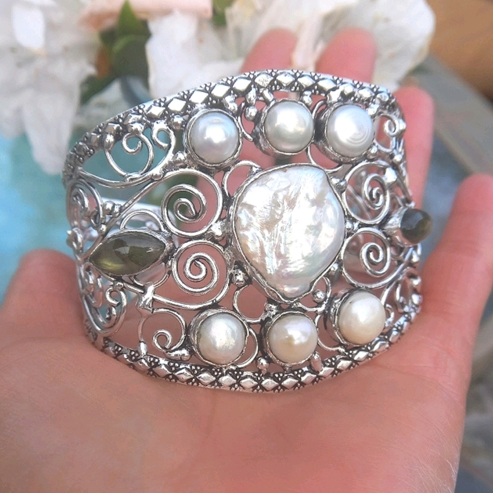 Elegant Silver and Pearl Women's Bracelet